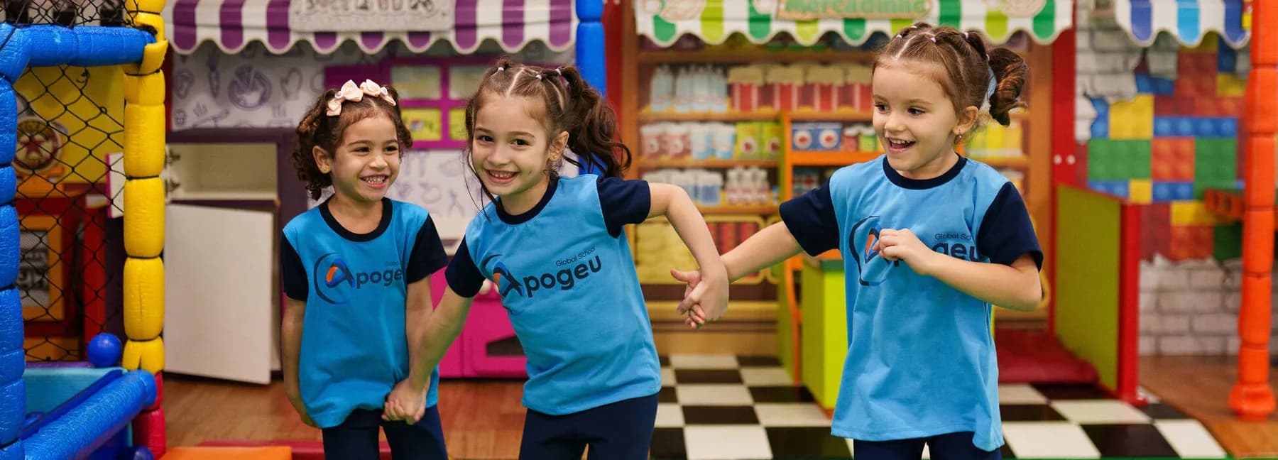 Alunas do Apogeu Global School em atividade escolar